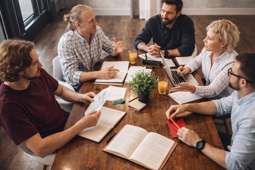 personnes travaillant ensemble sur un projet