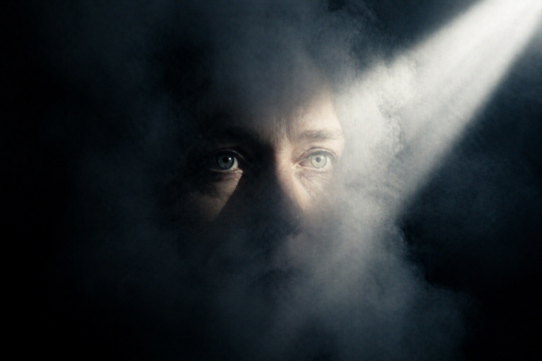 Lumière perçant le brouillard, symbolisant le courage de dire la vérité.
