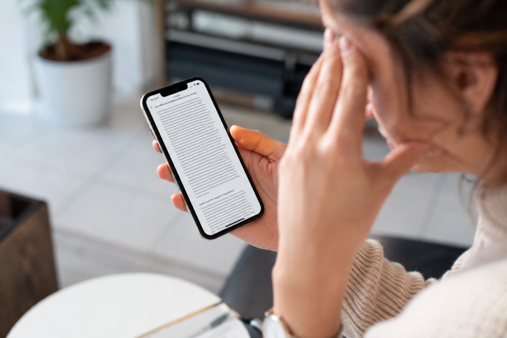 Lecture difficile d’un article web trop dense sur smartphone